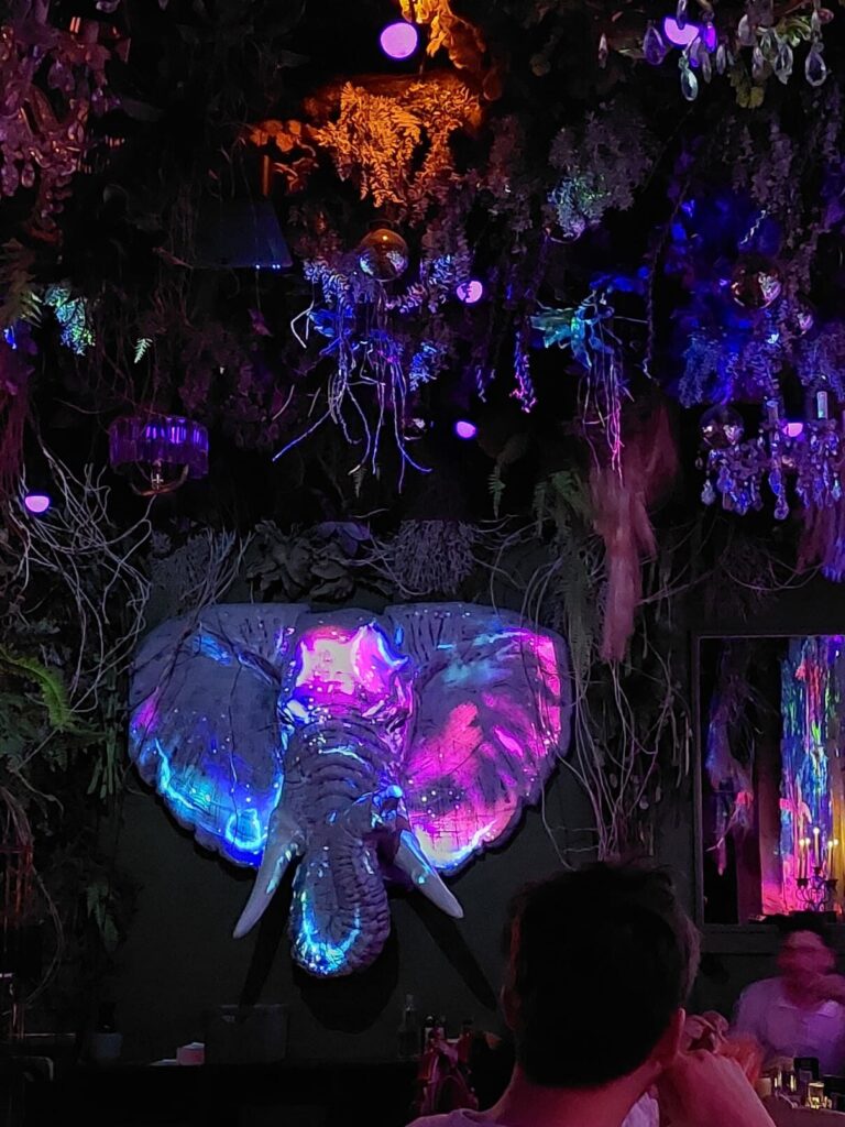 Jungle Palace, immersive restaurant. Immersive dining experience in Paris.