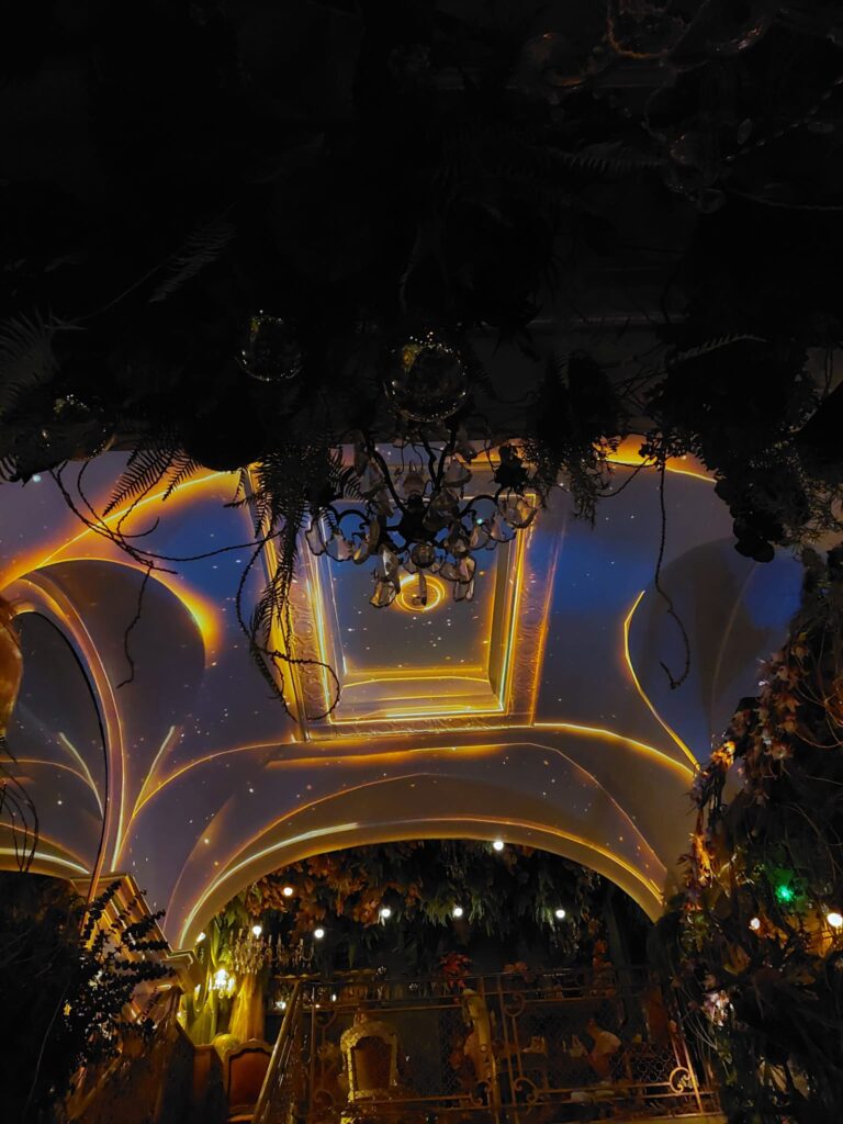 Jungle Palace, immersive restaurant. Immersive dining experience in Paris.