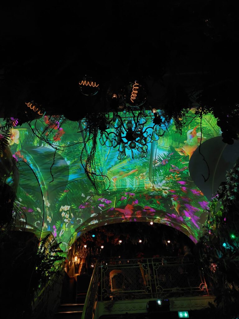 Jungle Palace, immersive restaurant. Immersive dining experience in Paris.