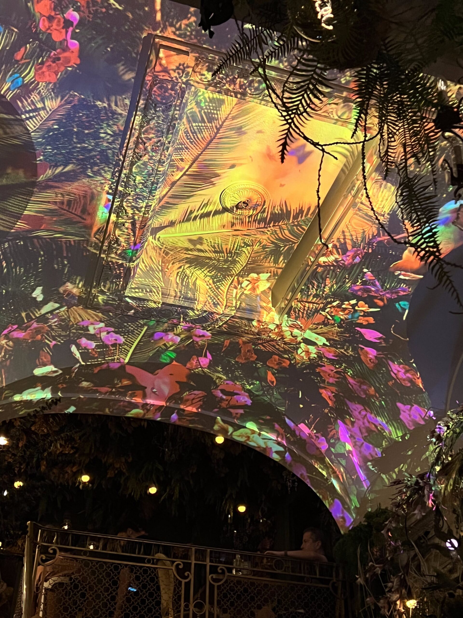 Jungle Palace, immersive restaurant. Immersive dining experience in Paris.